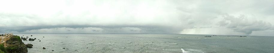 パノラマ－東平安名崎の雨雲