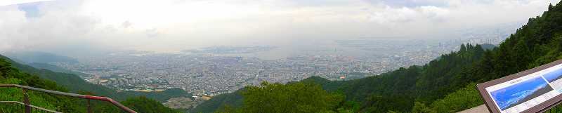 掬星台から神戸の街を見る